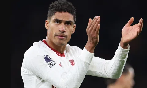 Varane chia sẻ giải thưởng với đồng đội sau khi khiến Liverpool mất ngôi đầu