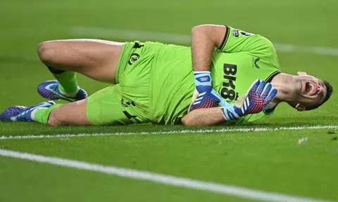Đồng đội của Messi ê mặt vì ăn vạ tại Premier League