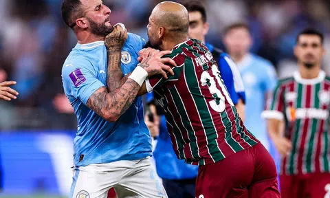 Ăn mừng quá lố, Grealish bị Marcelo dạy cho một bài học