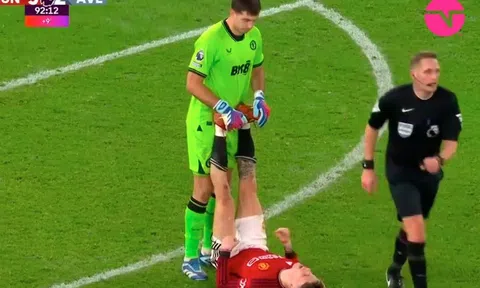 Emiliano Martinez được khen vì hành động đẹp với sao MU