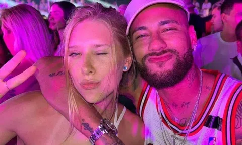 CĐV phẫn nộ vì Neymar chống nạng đi dự tiệc trên du thuyền