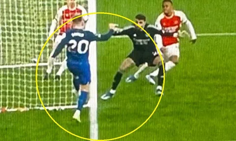 VAR lại gây tranh cãi khi Arsenal nhận bàn thua sau tình huống giống hệt trận gặp Newcastle