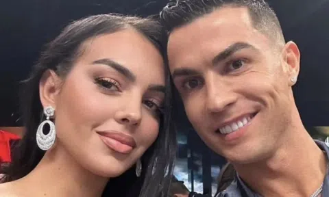 Ronaldo tình tứ bên bạn gái ở tòa tháp cao nhất thế giới