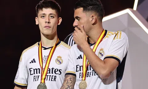 Quyết định kỳ lạ của trọng tài trong ngày Real Madrid vùi dập Barca