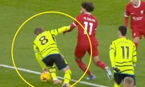 Trọng tài Premier League sai lầm nghiêm trọng, ảnh hưởng trực tiếp đến cuộc đua vô địch
