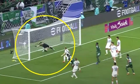 Thủ môn mắc sai lầm 'khó đỡ' ở Asian Cup