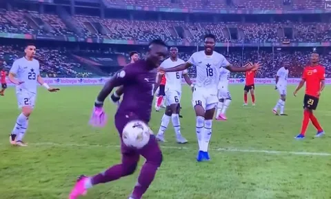 Thủ môn mắc sai lầm ngớ ngẩn, khiến đội nhà gần như bị loại tại CAN