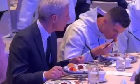 Hình ành gây sốt của Ronaldo tại Trung Quốc