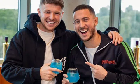 Cậu bé nhặt bóng bị Hazard sút vào bụng trở thành triệu phú