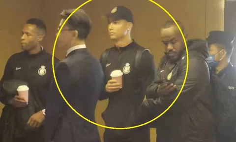 Ronaldo buồn bã rời Trung Quốc, nói luôn thời điểm trở lại