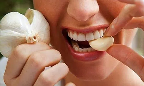 Tỏi được mệnh danh là 'kháng sinh tự nhiên' nhưng có 5 nhóm người không nên ăn