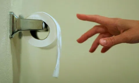Bác sĩ cảnh báo một thói quen dùng giấy vệ sinh cực nguy hiểm của phụ nữ