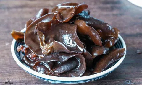 Ngâm mộc nhĩ (nấm mèo) tối kỵ cho nước trực tiếp vào, thêm bước này để nấm nở to, nhanh, sạch