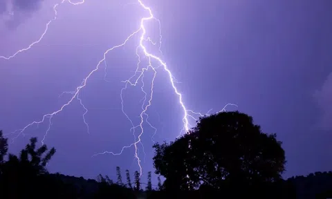 Bí ẩn vụ sét đánh trên sân vận động, 'xóa sổ' một đội bóng 25 năm trước khiến hậu thế rùng mình