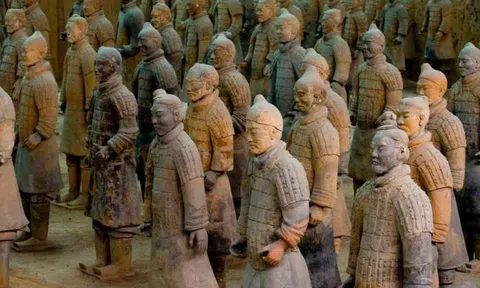 Tại sao binh mã đất nung trong lăng Tần Thủy Hoàng không một ai đội mũ giáp sắt?