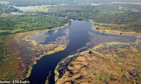 Hé lộ con sông tối đen nhất thế giới, thò tay xuống là 'bốc hơi', thị lực 10/10 cũng không thấy gì