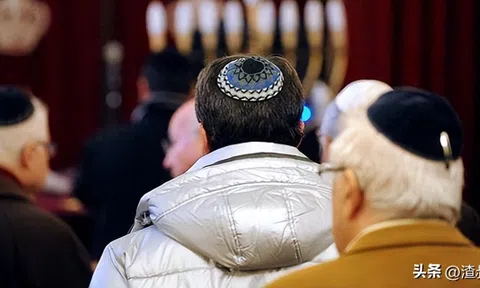 Tại sao đàn ông Do Thái đội một chiếc mũ nhỏ xíu trên đầu mà không bị rơi?