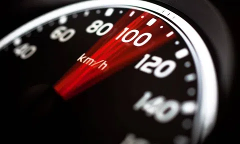 Tốc độ tối đa của xe máy khi tham gia giao thông là bao nhiêu? Vi phạm bị phạt thế nào?