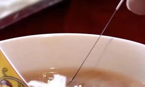 Dùng kim bạc thử độc như trên phim có thực sự hiệu quả không?