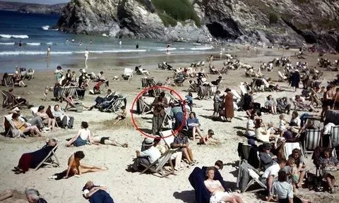 Thực hư cảnh người đàn ông 'xuyên không' về thời Thế chiến, sử dụng điện thoại trên bãi biển