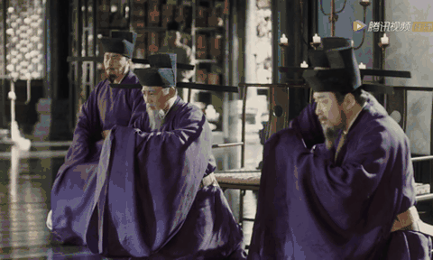 Ngày xưa, quan lại vào triều có phải quỳ trước hoàng đế giống như trên phim?