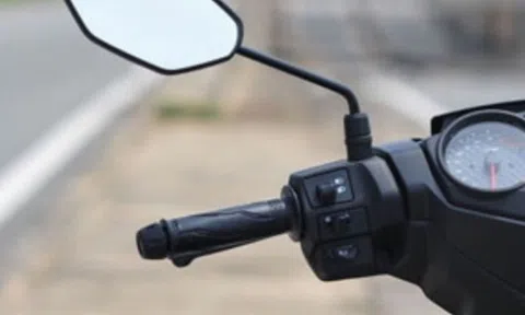 Lắp gương chiếu hậu xe máy ở một bên có bị phạt không?