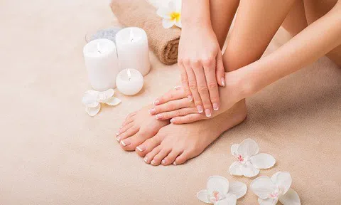 Thiếu nữ bỏ việc sau khi kiếm bộn tiền nhờ 'bán chân' 30 phút mỗi ngày