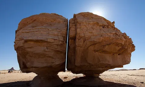 Tranh cãi quanh tảng đá nghìn năm tuổi bị xẻ làm đôi hoàn hảo đến khó tin