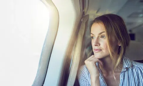 Cô gái dậy từ 4h sáng bắt máy bay đi làm vì... rẻ hơn thuê nhà