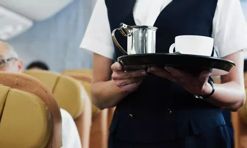 Tiếp viên hàng không tiết lộ lý do không uống cà phê trên máy bay dù thèm đến mấy