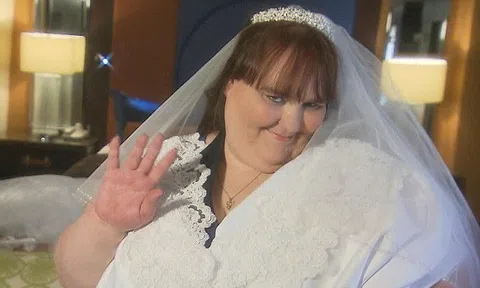 Nặng gần 4 tạ, người phụ nữ béo nhất thế giới hút hồn trai đẹp nhờ body quá khổ