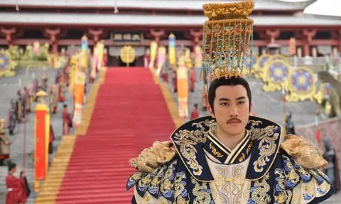 Hoàng đế bắt chia 2 quả lê cho 900 người ăn, ông lão làm được chỉ trong một chiêu