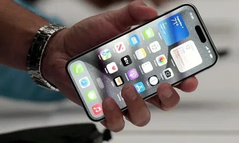 Những lần iPhone 'xuyên không' trong tranh cổ đại khiến người xem hoang mang