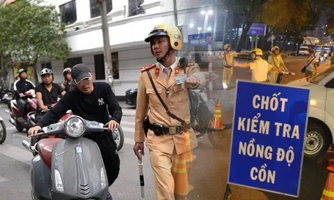 Uống rượu bia mà dắt xe máy qua chốt kiểm tra nồng độ cồn thì có bị phạt?