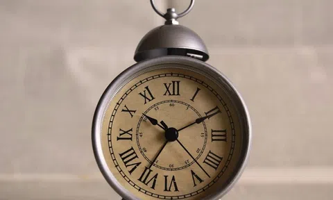 Con người làm gì để thức dậy đúng giờ trước khi có đồng hồ báo thức?