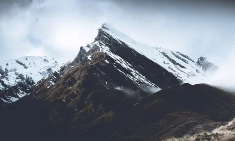 Tại sao đỉnh núi cao nhất trên trái đất không thể vượt quá 10.000 mét?