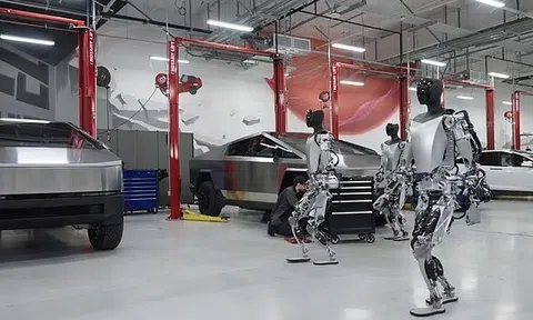 Kỹ sư nhà máy Tesla bị robot tự động tấn công dữ dội
