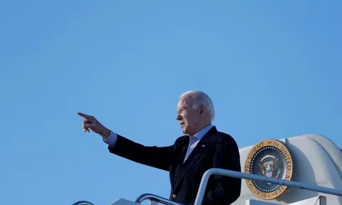 Phát hiện UFO lơ lửng quanh Air Force One: Người ngoài hành tinh đang theo đuôi Biden?