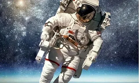 Con gái người trồng anh đào trở thành nữ phi hành gia đầu tiên đi bộ trong không gian