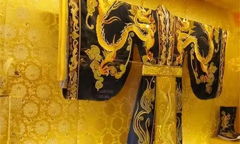 Không được giặt bằng nước, long bào của hoàng đế xưa nếu bẩn và hôi quá mức thì phải làm sao?