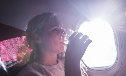 Tại sao không nên uống nước trên máy bay, dù nóng hay lạnh?