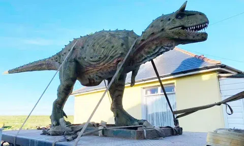 Chiều con hết nấc, bố mua hẳn siêu khủng long làm quà, đơn vị vận chuyển phải mang cần cẩu đi giao hàng