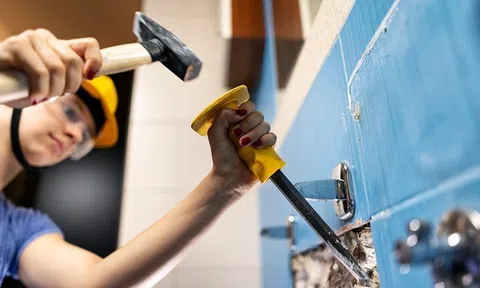 Đi sửa nhà thuê, người đàn ông hú vía lao ra ngoài khi phát hiện vật thể lạ giấu sau bức tường nhà tắm