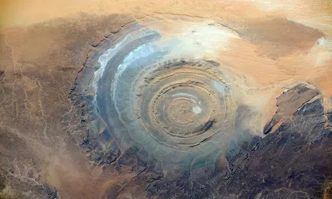 Chuyên gia kinh ngạc trước 'mắt Sahara' với cấu trúc bí ẩn nhìn chằm chằm vào không gian