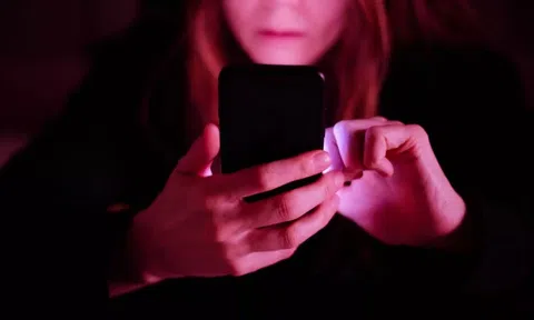 3 thói quen sử dụng điện thoại 'hại não' đa số người dùng mắc phải, bác sĩ ra báo động đỏ