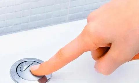 Tại sao có 2 nút xả trên bồn cầu, xả nước phải đậy nắp?