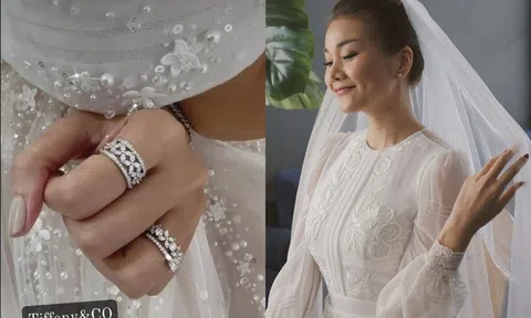 Siêu mẫu Thanh Hằng khoe váy cưới, cận cảnh nhẫn kim cương 'khủng' chuẩn bị lên xe hoa?