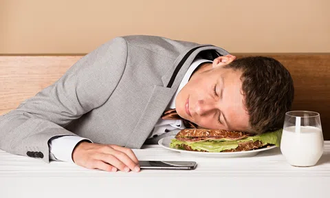 Tại sao cơ thể lại thấy buồn ngủ sau khi ăn?