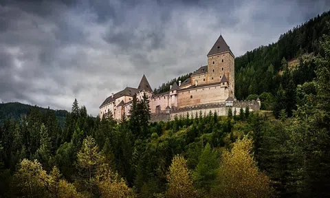 Khám phá lâu đài ma ám đáng sợ nhất thế giới