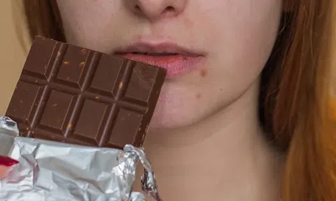 Đường có phải là nguyên nhân chính gây ra mụn trứng cá?